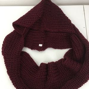 Infinity winter scarf wi/poncho. Knitted. Burgundy